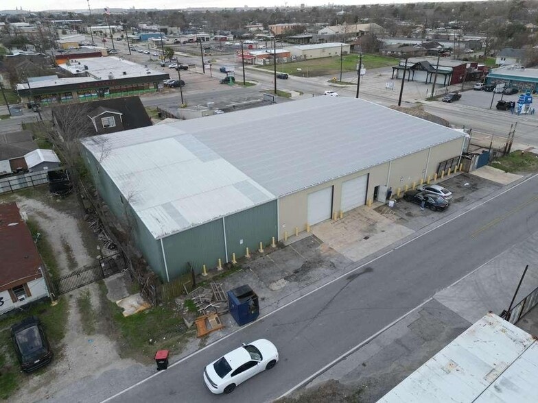 More Photos Of 705 Freeport St, Houston Warehouse For Sale