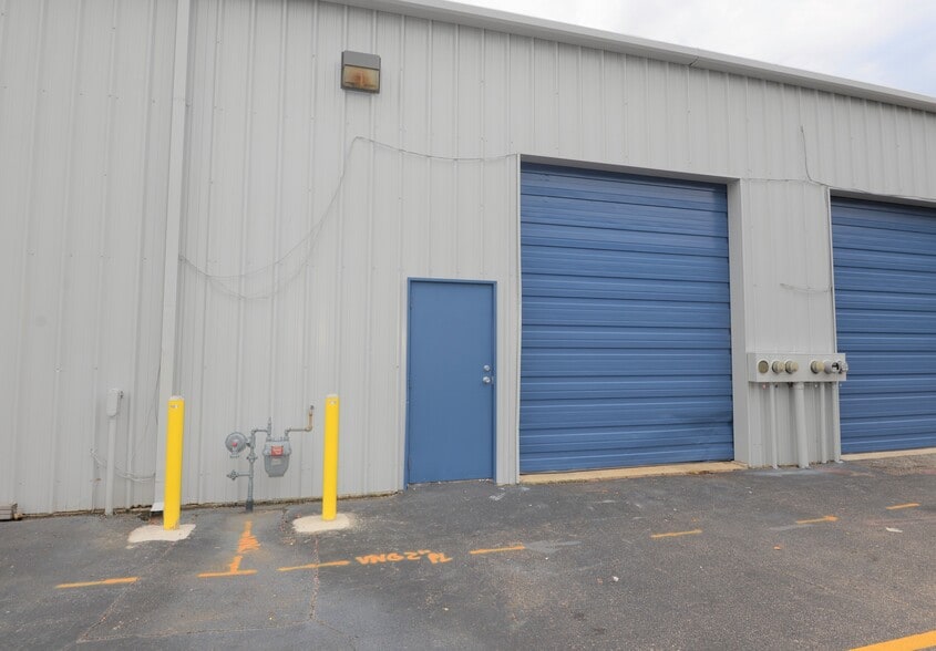 More Photos Of 1222 Executive Blvd, Chesapeake Showroom For Lease