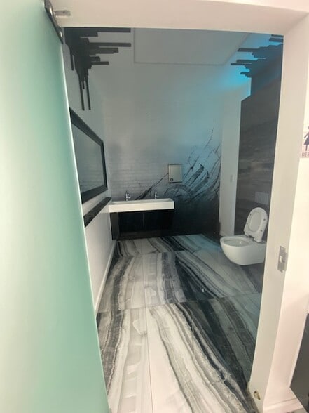 More Photos Of 3008-3010 Jerome Ave, Bronx Warehouse For Lease