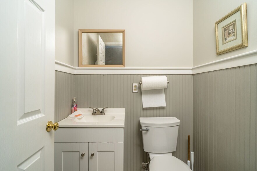 More Photos Of 413 N Coalter St, Staunton Office Residential For Lease