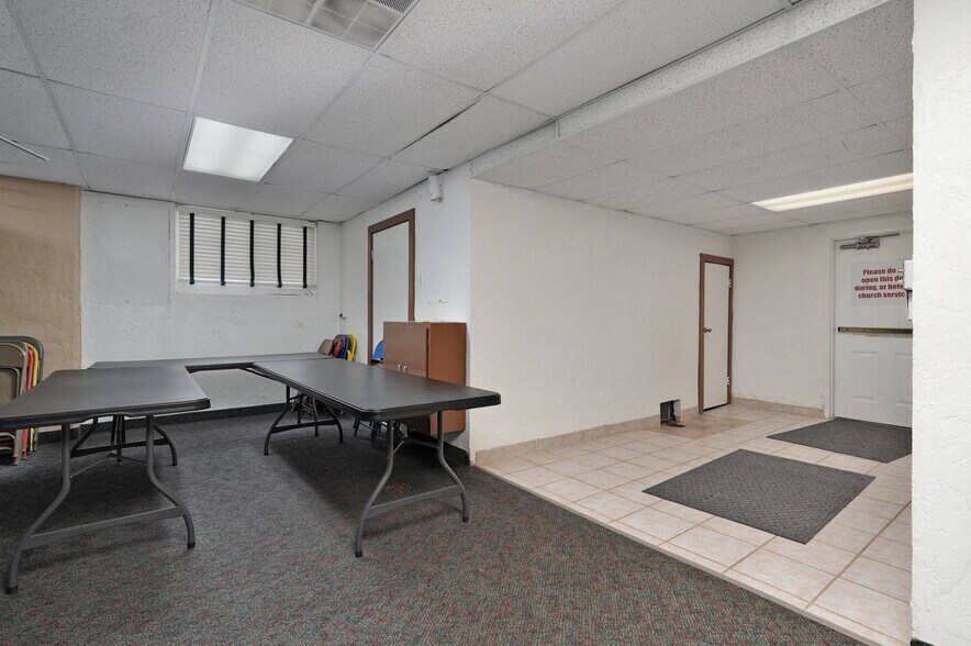 More Photos Of 2440 E Seminole St, Springfield Specialty For Sale
