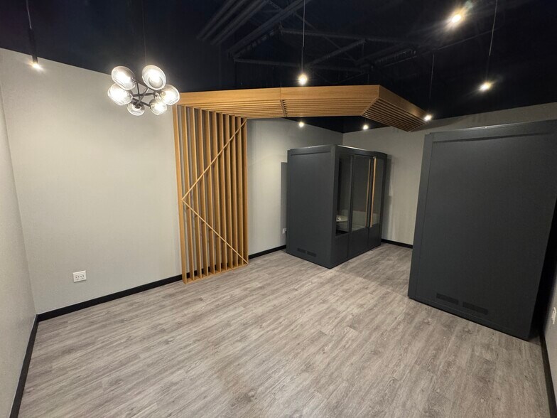 More Photos Of 8230 Elmbrook Dr, Dallas Flex For Lease