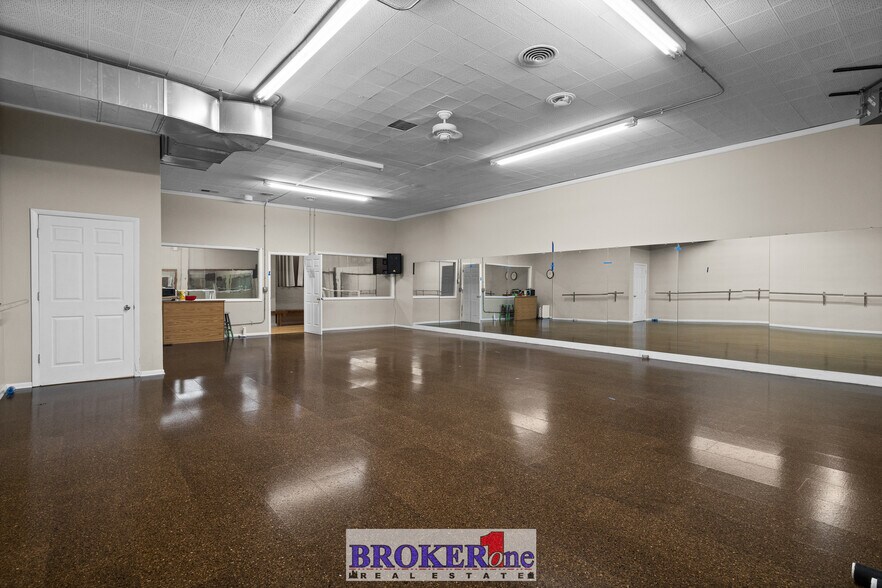 More Photos Of 225 N Wolcott St, Casper Flex For Sale