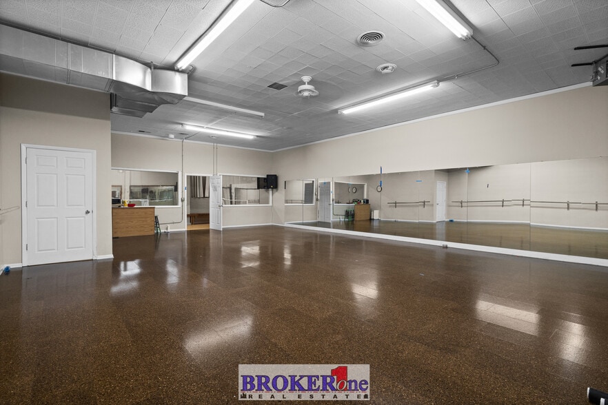 More Photos Of 225 N Wolcott St, Casper Flex For Lease