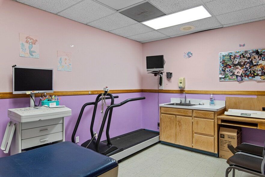 More Photos Of 864 Central Blvd, Brownsville Medical For Sale
