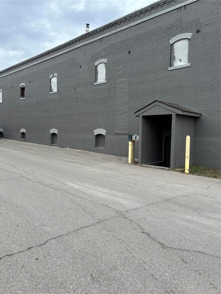 More Photos Of 201 E High St, Potosi Storefront Retail Office For Sale