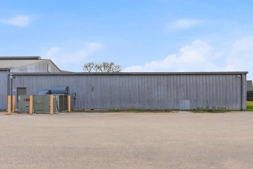 More Photos Of 13025 Fadeway ln, Houston Industrial For Lease