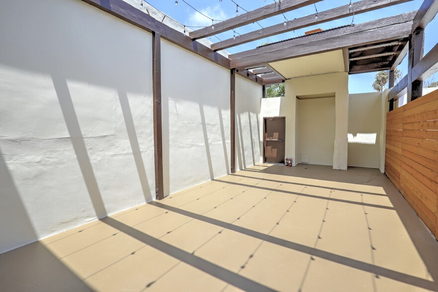 More Photos Of 434 State St, Santa Barbara Bar For Lease