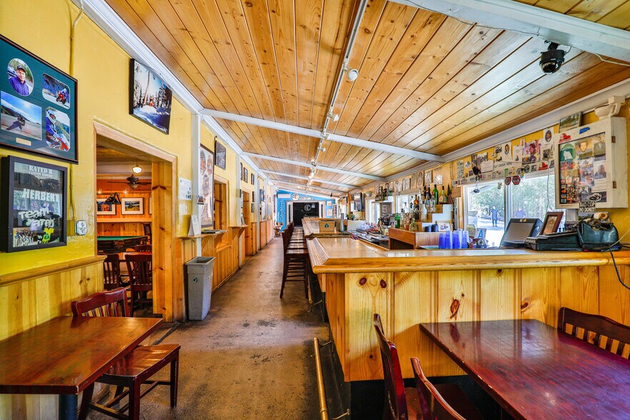 More Photos Of CA-2, La Cañada Flintridge General Retail For Sale