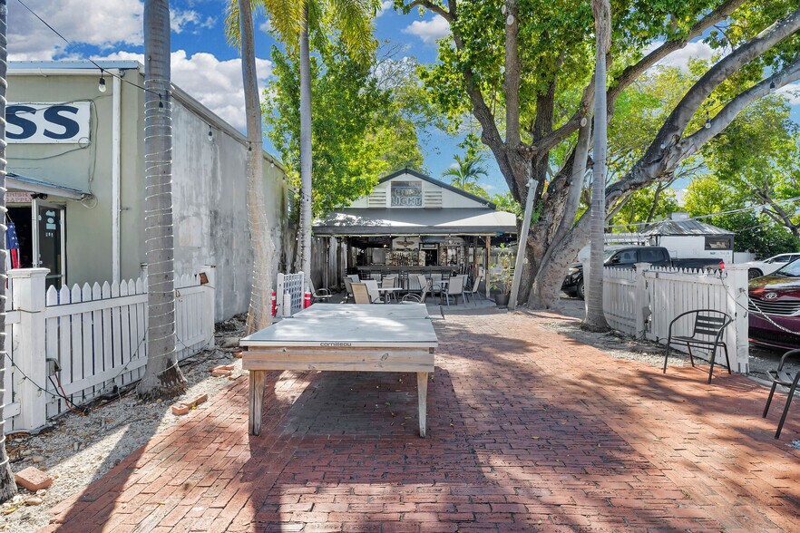 More Photos Of 1000-1006 Truman Ave, Key West Bar For Sale