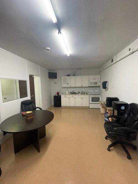 More Photos Of 2625 Gardner Rd, Broadview Warehouse For Lease