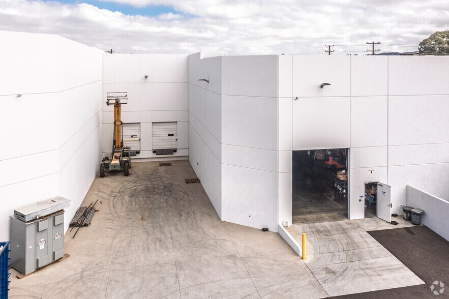 More Photos Of 8739 Dice Rd, Santa Fe Springs Warehouse For Lease