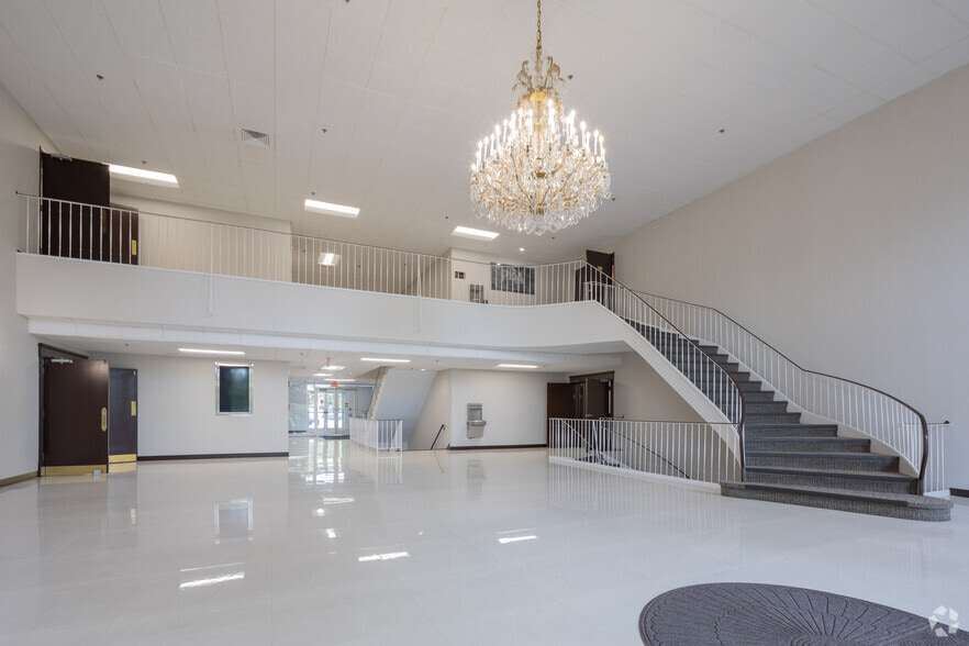 More Photos Of 900 Jorie Blvd, Oak Brook Unknown For Lease