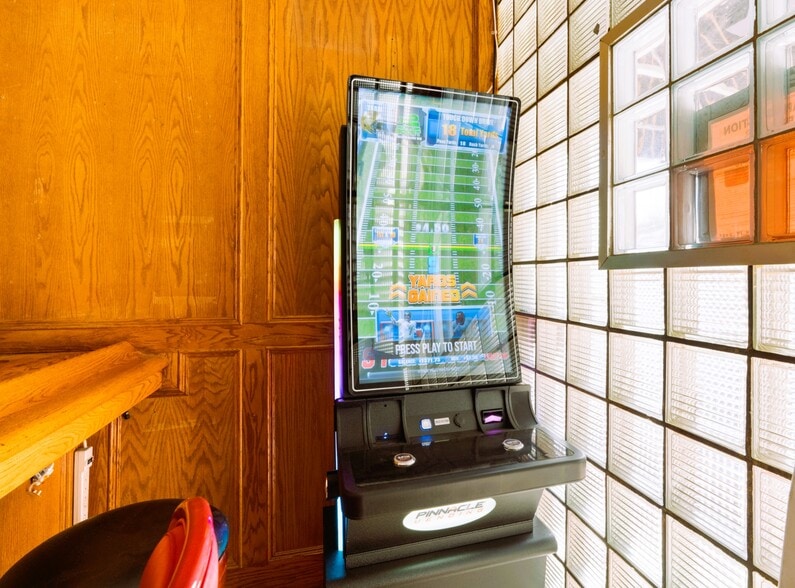 More Photos Of 616 North Ave, Pittsburgh Bar For Sale