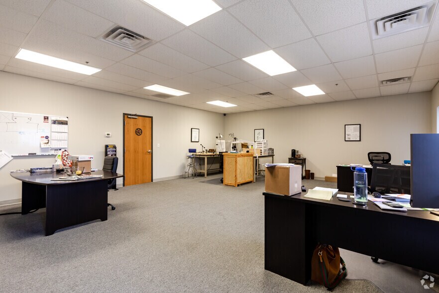 More Photos Of 761 N 17th St, St Charles Light Distribution For Lease