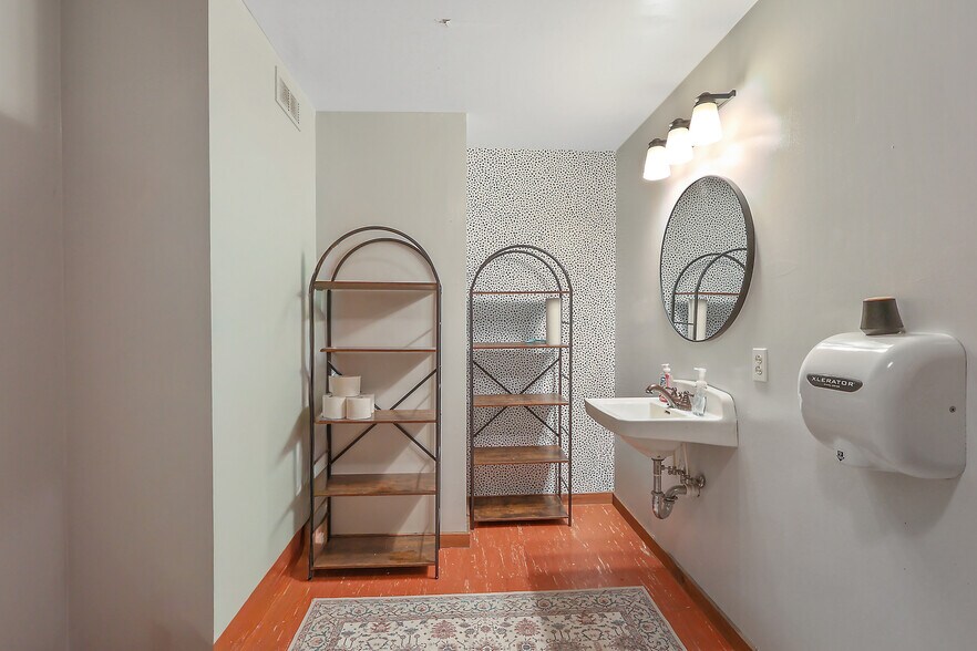 More Photos Of 8914 N Seneca St, Weedsport Freestanding For Sale