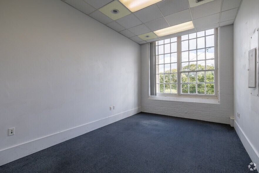 More Photos Of 10 Cordage Park, Plymouth Unknown For Lease