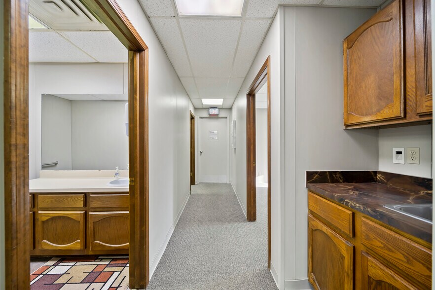 More Photos Of 1815 W Detroit St, Broken Arrow Service For Lease