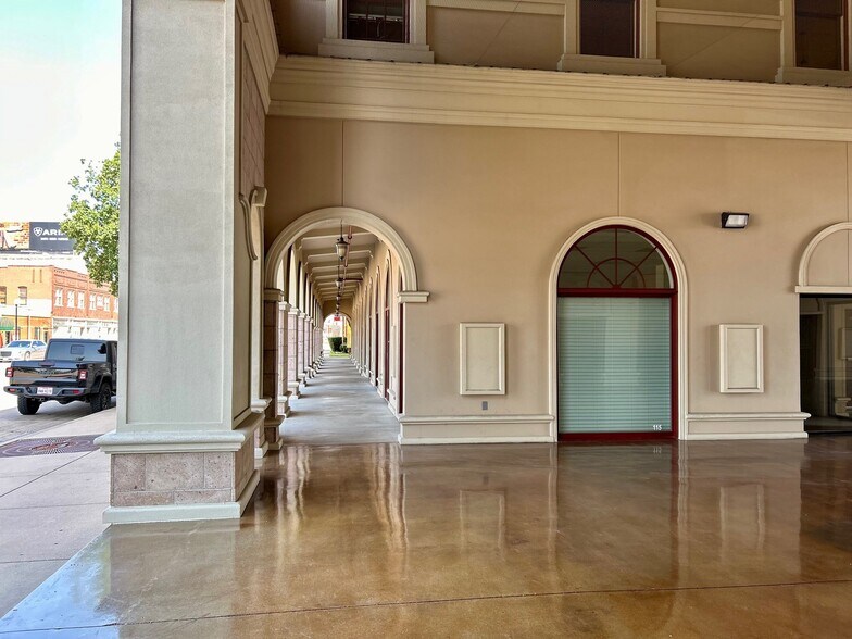 More Photos Of 1500 N Main St, Fort Worth Office For Sale