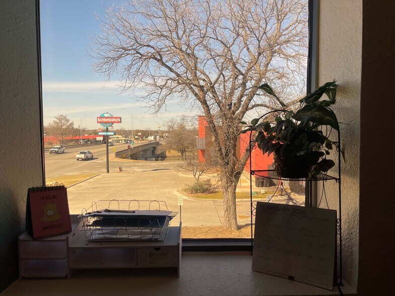 More Photos Of 1305 S Key Ave, Lampasas Office For Sale