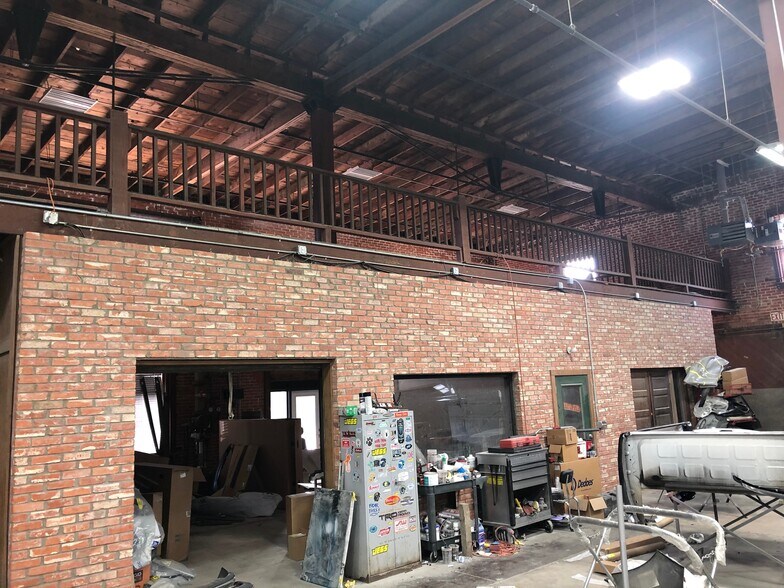 More Photos Of 310 S 9th St, Corsicana Manufacturing For Sale