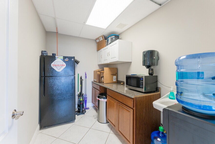 More Photos Of 1501 Sarasota Center Blvd, Sarasota Warehouse For Lease