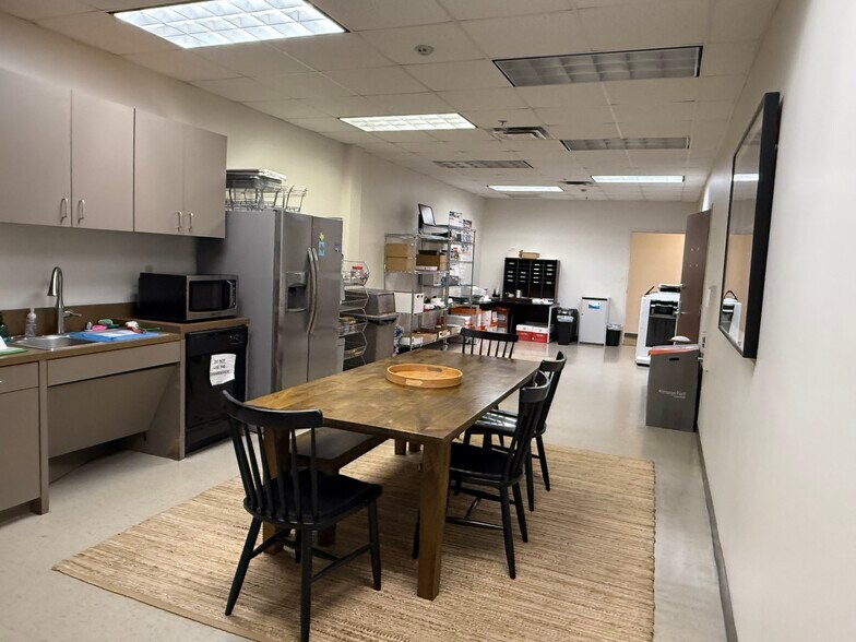 More Photos Of 4393 Sunbelt Dr, Addison Flex For Lease