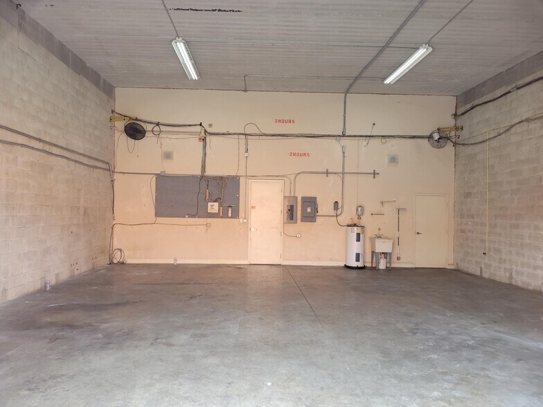 More Photos Of 5485 Lee St, Lehigh Acres Warehouse For Lease
