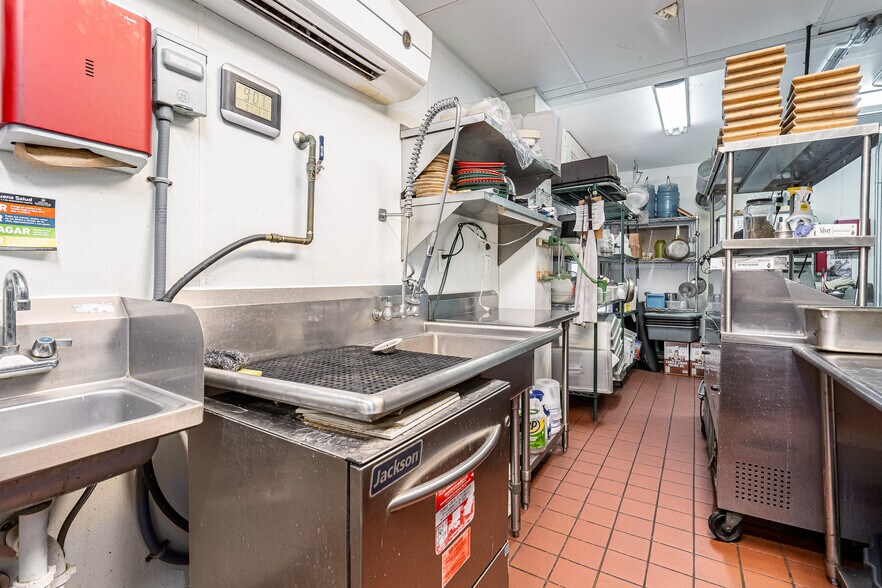 More Photos Of 117 E Riverside Dr, Jeffersonville Restaurant For Lease