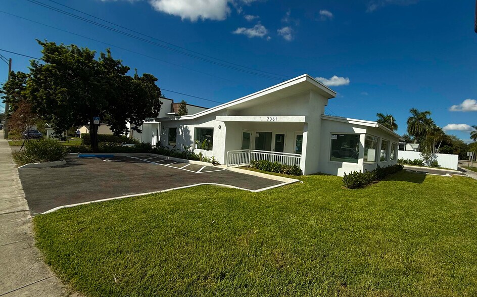 More Photos Of 7061 Taft St, Hollywood Medical For Sale