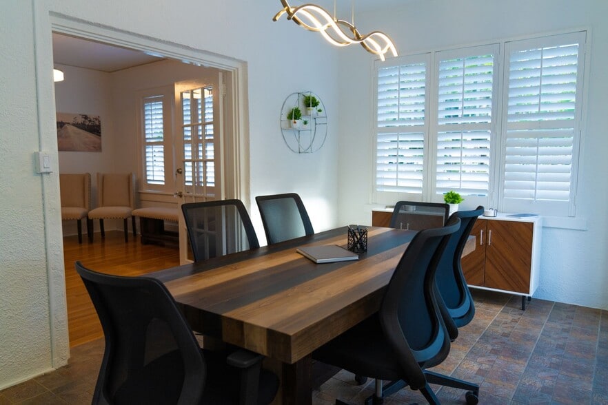 More Photos Of 2300 McGregor Blvd, Fort Myers Office For Lease