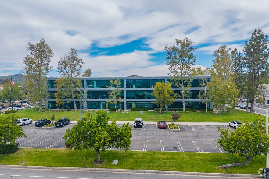 More Photos Of 2625 Townsgate Rd, Westlake Village Office For Lease