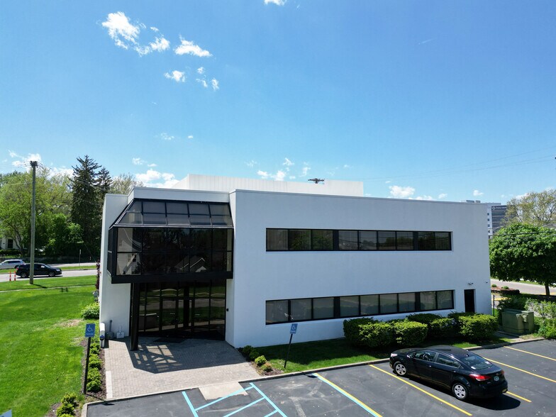 More Photos Of 44060 Woodward Ave, Bloomfield Hills Medical For Lease