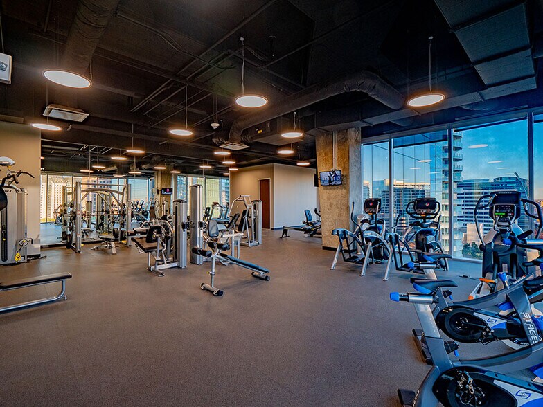 More Photos Of 1900 N Pearl St, Dallas Office For Lease