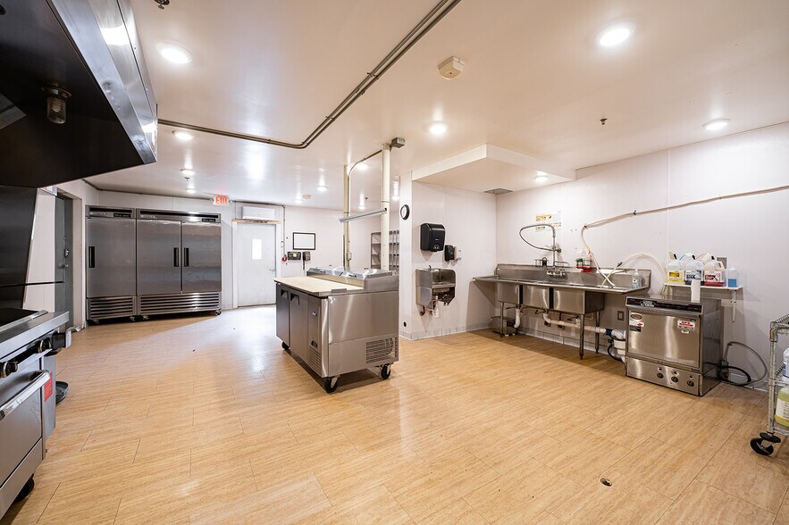 More Photos Of 461 Munson Ave, Traverse City Hotel For Sale