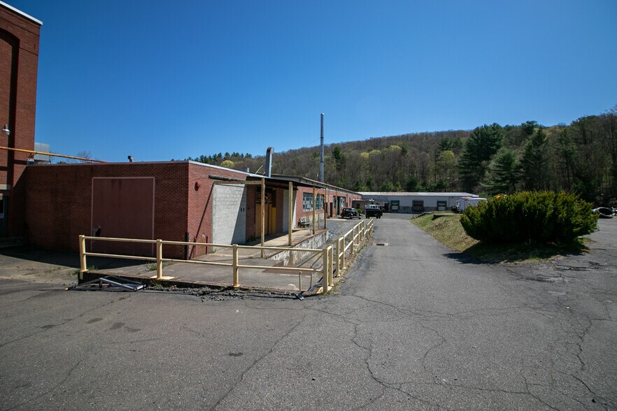 More Photos Of 288 Main St, Monson Warehouse For Lease