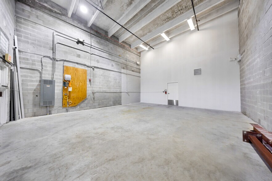 More Photos Of 11379-11399 NW 122nd St, Medley Warehouse For Sale