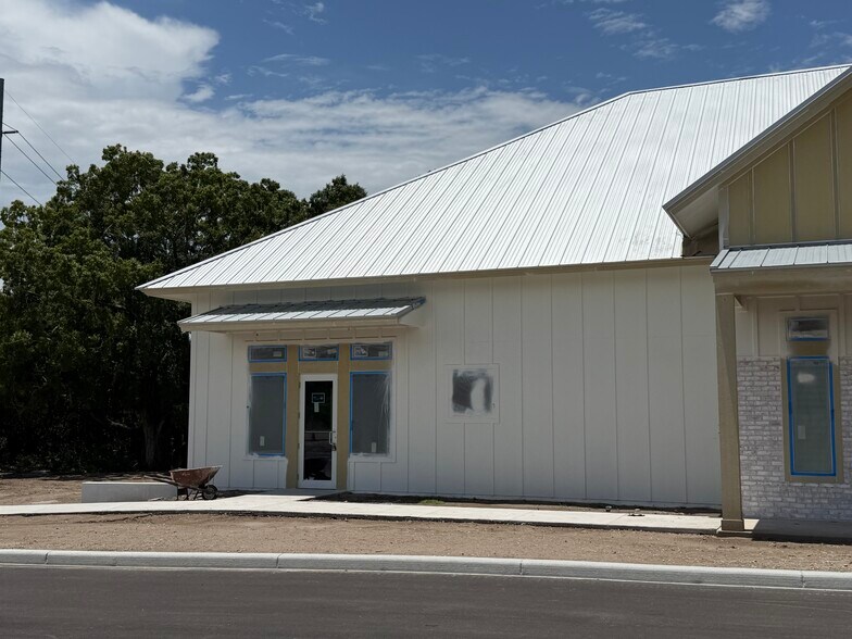 More Photos Of 6642 Big Bend Rd, Gibsonton Office For Lease