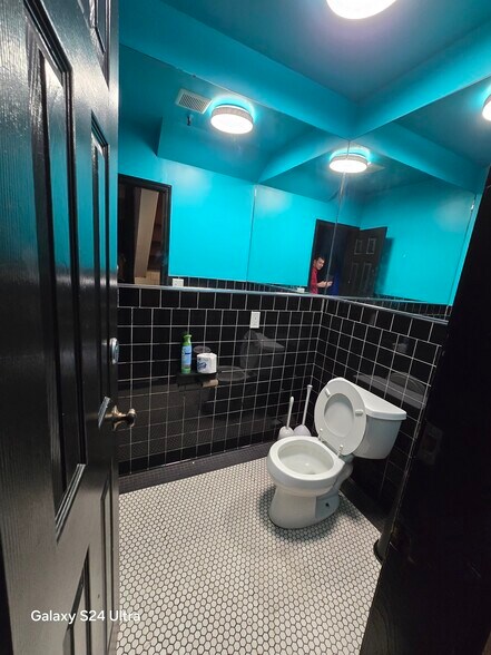 More Photos Of 411 W 39th St, New York Apartments For Lease