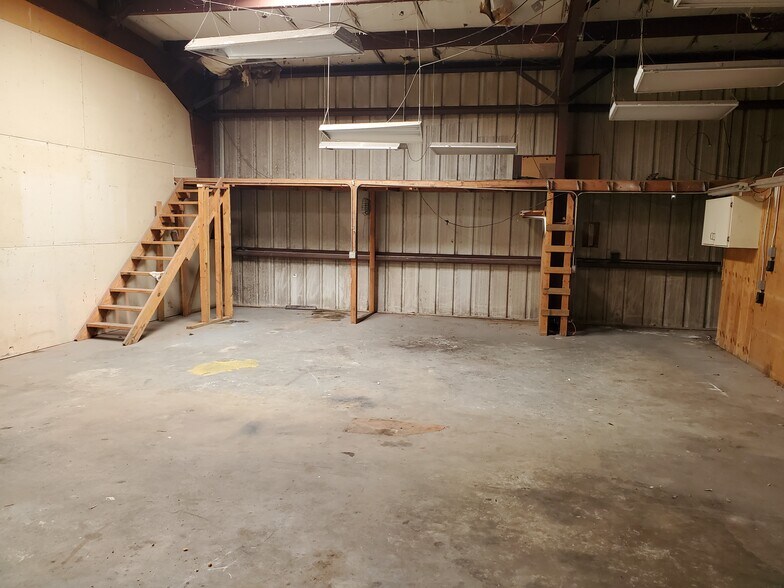 More Photos Of 2300 Grand Blvd, Holiday Light Distribution For Lease