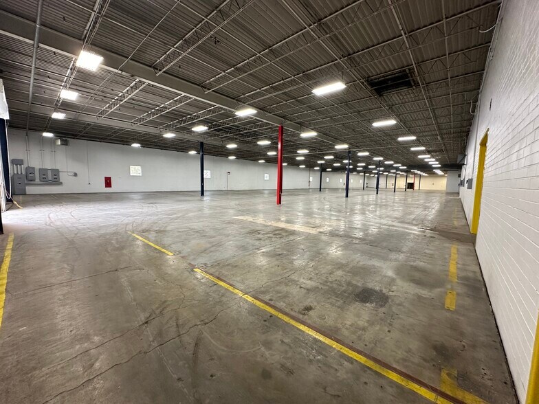 More Photos Of 425 N Gateway Ave, Rockwood Warehouse For Lease