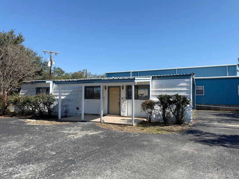 More Photos Of 2340 W R Larson Rd, San Antonio Manufacturing For Lease