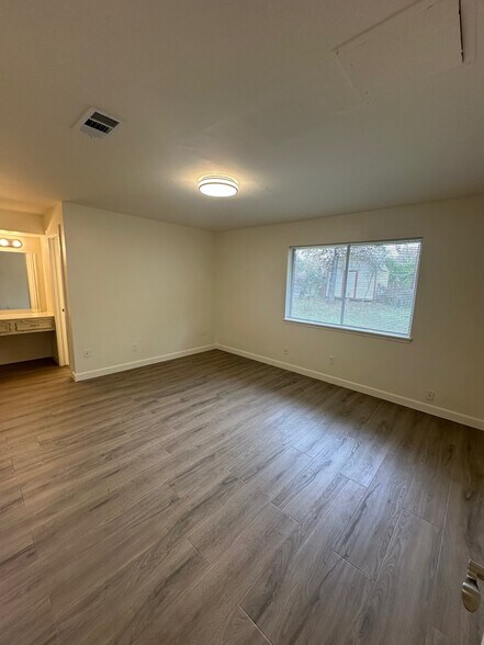 More Photos Of 2043 Cherry Laurel Dr, Spring Office For Lease