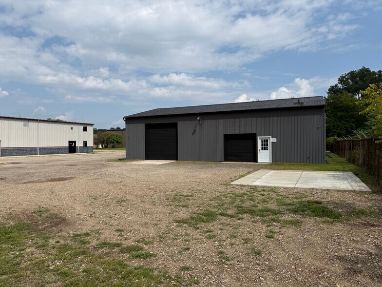 More Photos Of 811 Kim Dr, Mason Warehouse For Lease