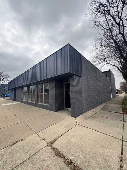Primary Photo Of 2189 Eureka Rd, Wyandotte General Retail For Lease
