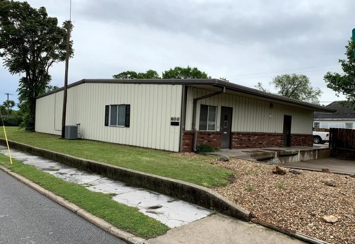 Primary Photo Of 600 Broadway St, Joplin Warehouse For Sale