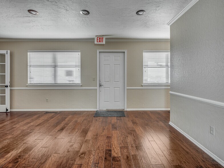 More Photos Of 525 Tower Dr, Moore Office For Lease