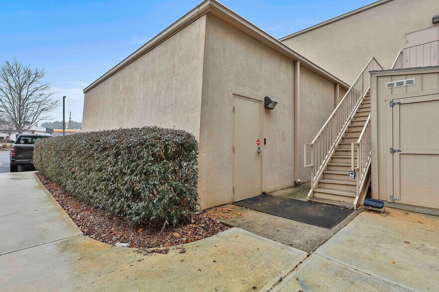 More Photos Of 1039 Sullivan Rd, Newnan Office For Sale