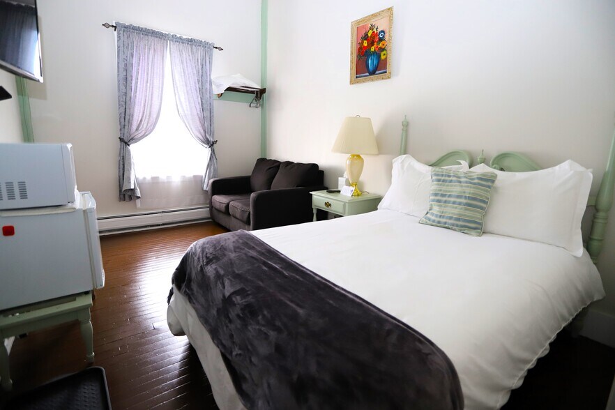 More Photos Of 138 Cross St, Brighton Hotel For Sale