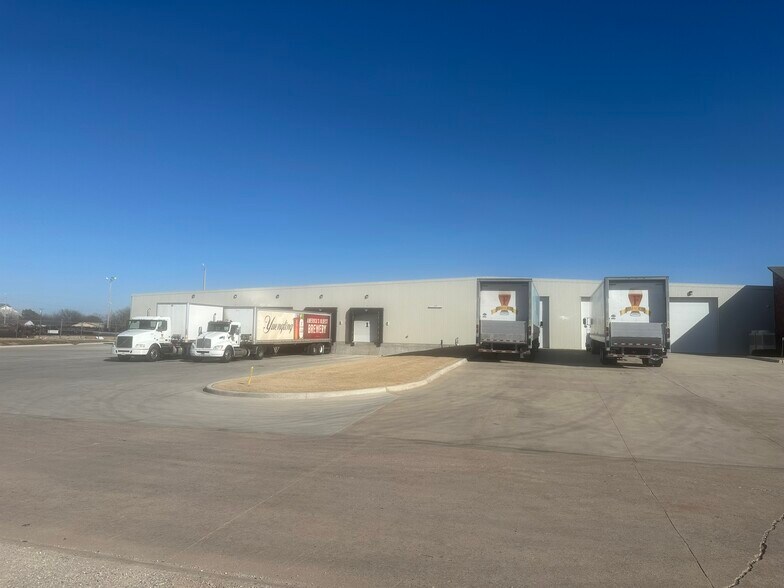 More Photos Of 400 SE Stafford St, Lawton Distribution For Sale